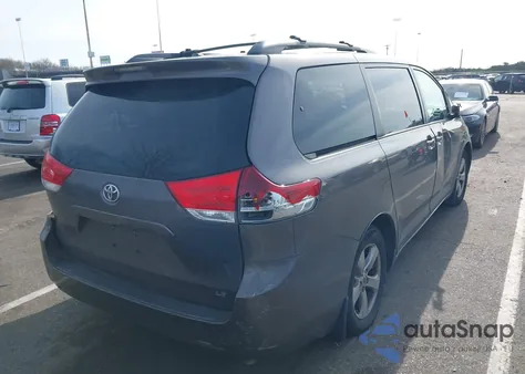 2012 Toyota Sienna Le V6 8 Passenger z USA, uszkodzony, nr VIN 5TDKK3DC5CS279651